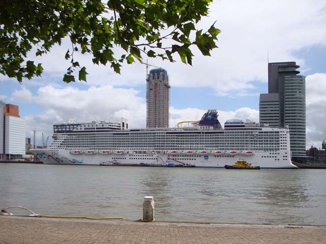 Cruiseschip ms Norwegian Epic aan de Cruise Terminal Rotterdam